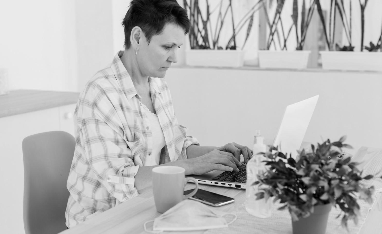 Espace de travail moderne avec équipement informatique pour la gestion financière